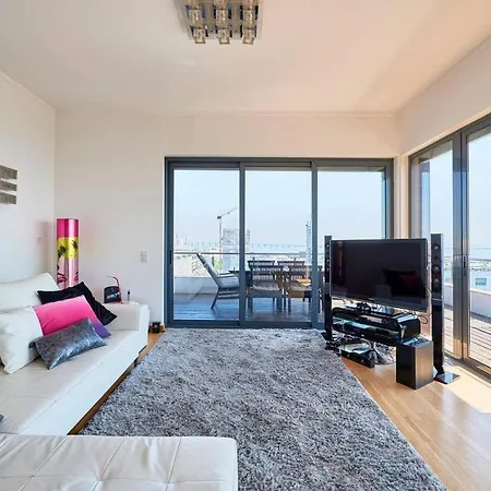 Beautiful River View Apartment *